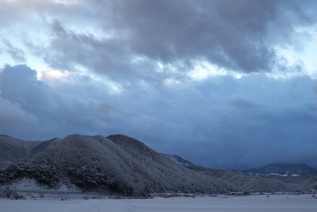 又新雪が上ずみされた県境の山