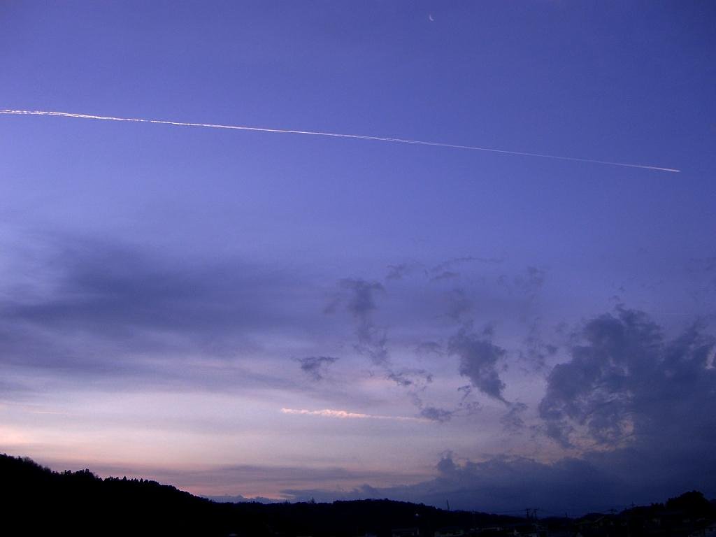 今朝の飛行機雲