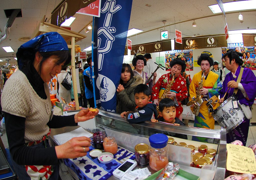 試　食