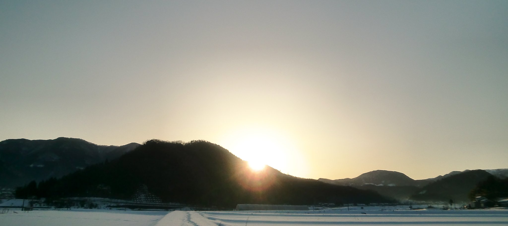 -2度の雲ひとつ無い朝日の出