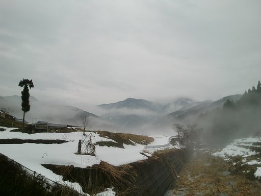 雪が解け綺麗な水墨画の世界に