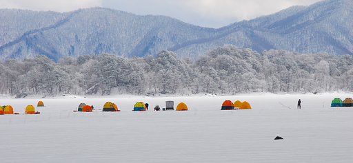 氷上のワカサギ釣り