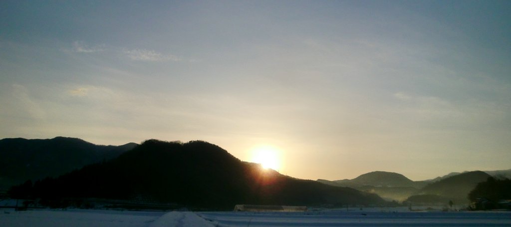 薄雲の朝日の出、顔を出す直前
