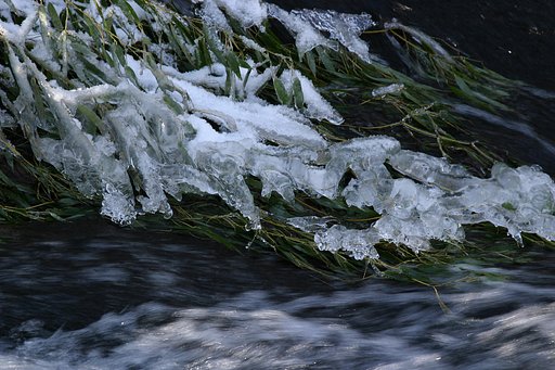 清流に出来た芸術