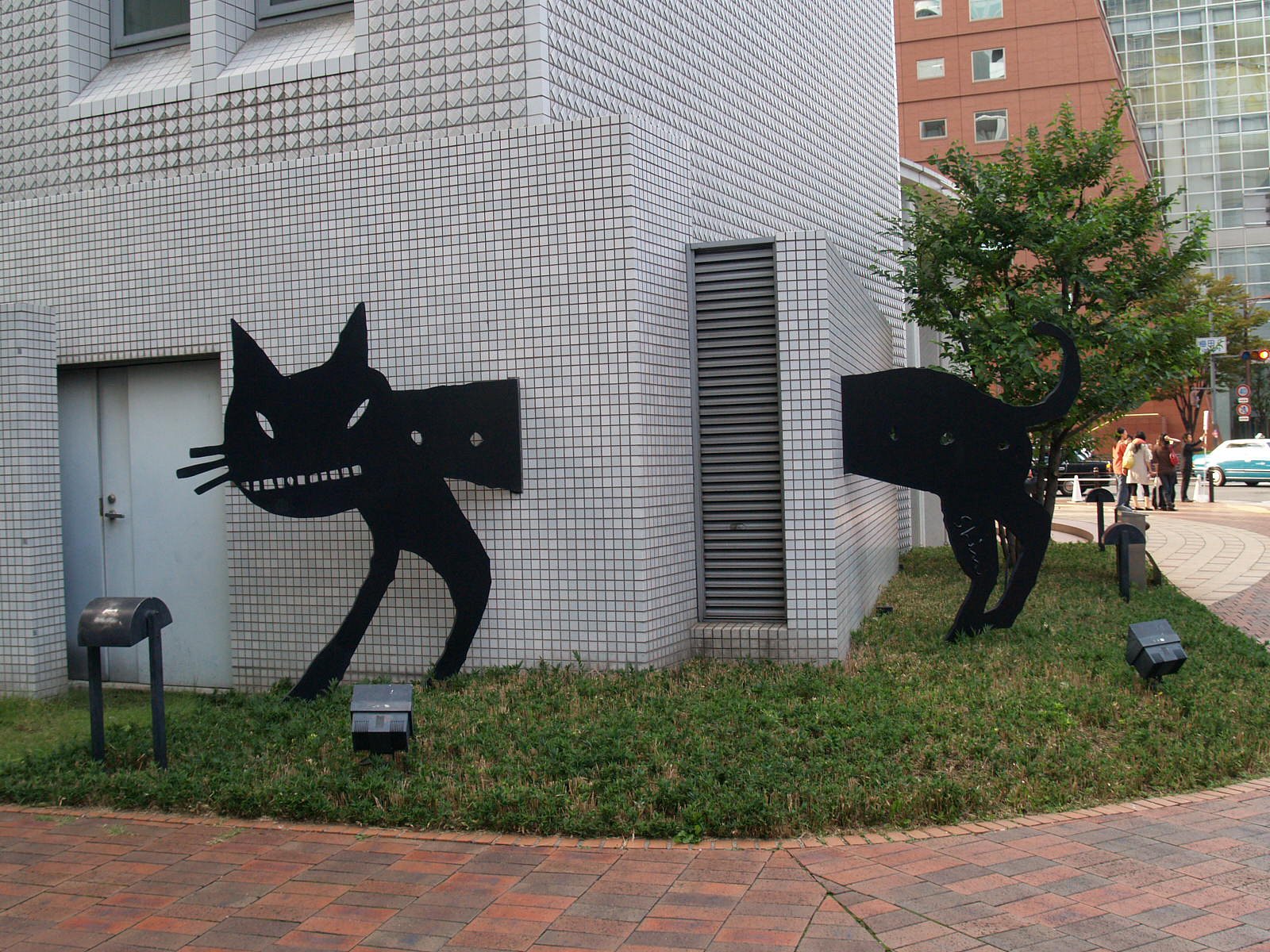 くろねこビルをよこぎる