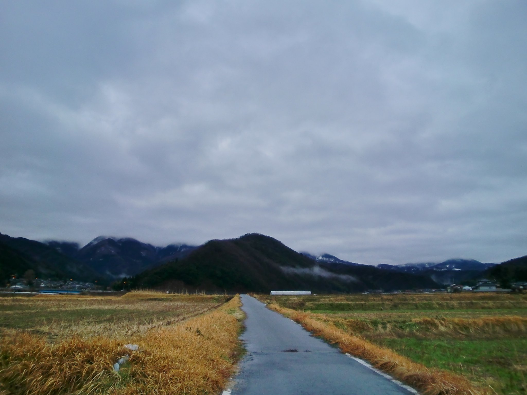 暗くコントラストの濃い東の空