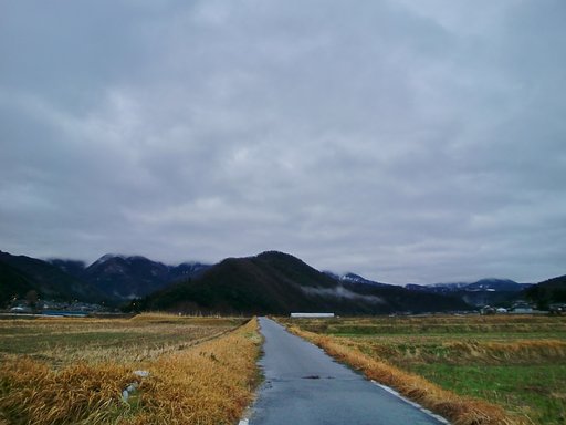 暗くコントラストの濃い東の空