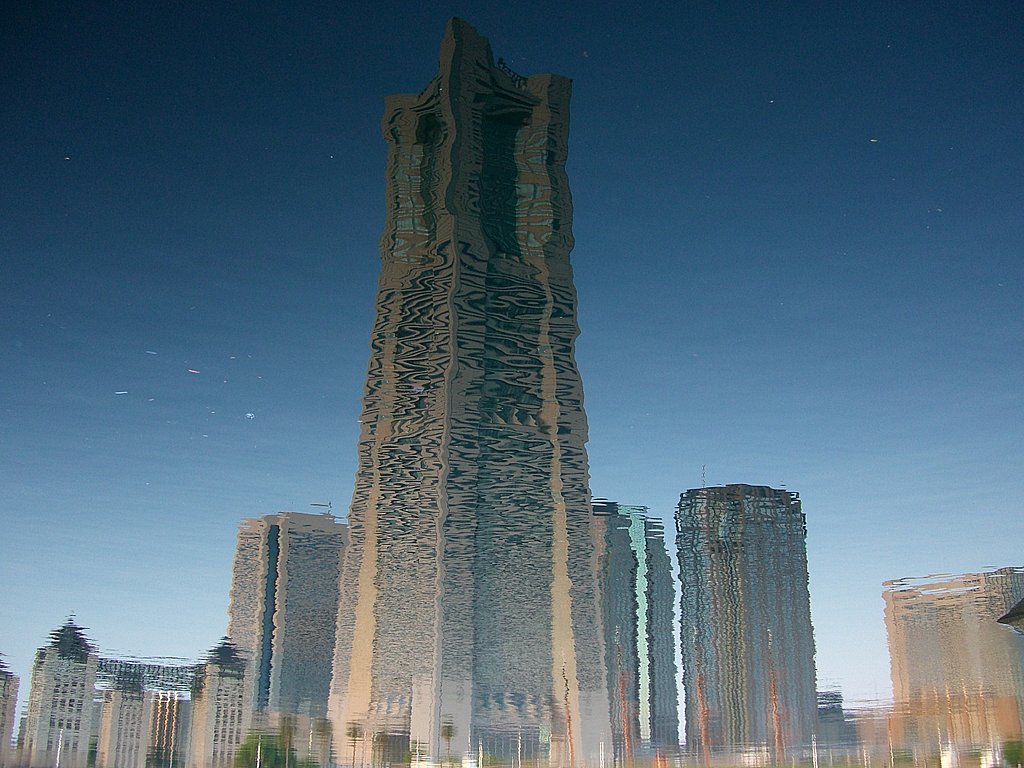 海面に映るランドマークタワー