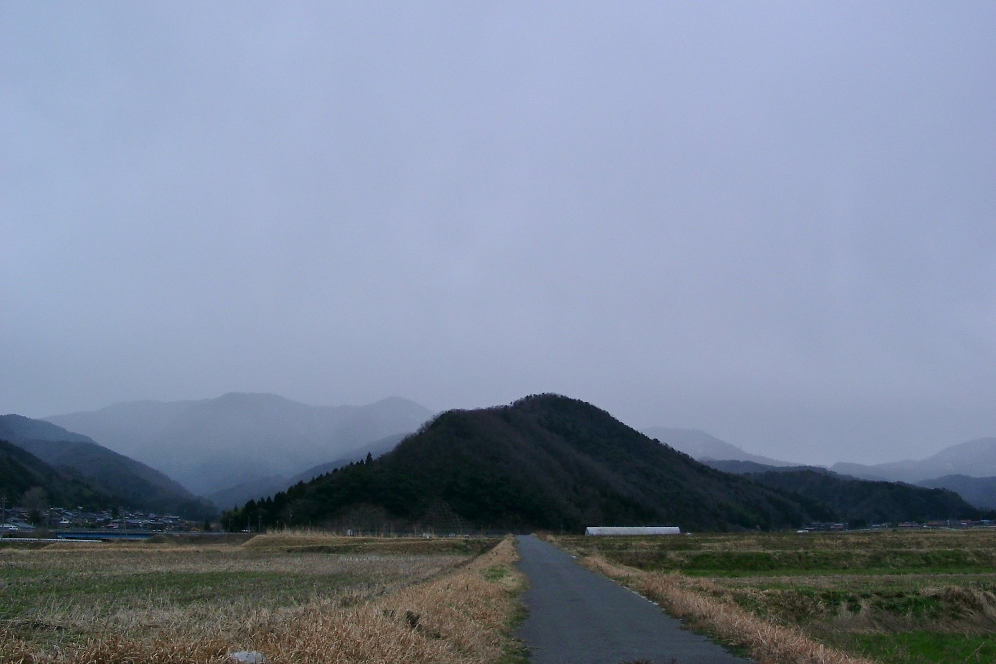 県境の山に雪が降っています！