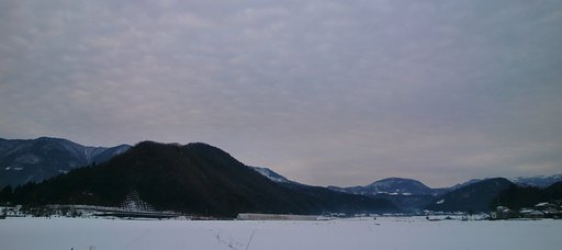 暗い雲の今朝の東の空