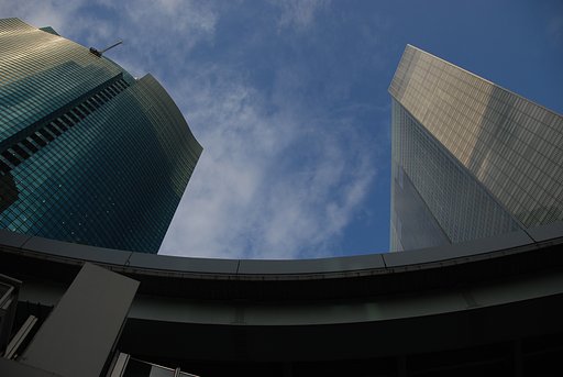 超高層ビルの谷間
