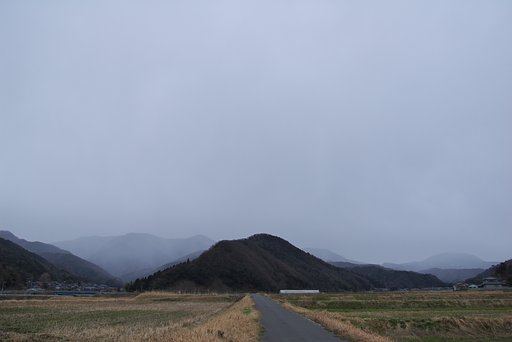 県境の山に雪が降っています！