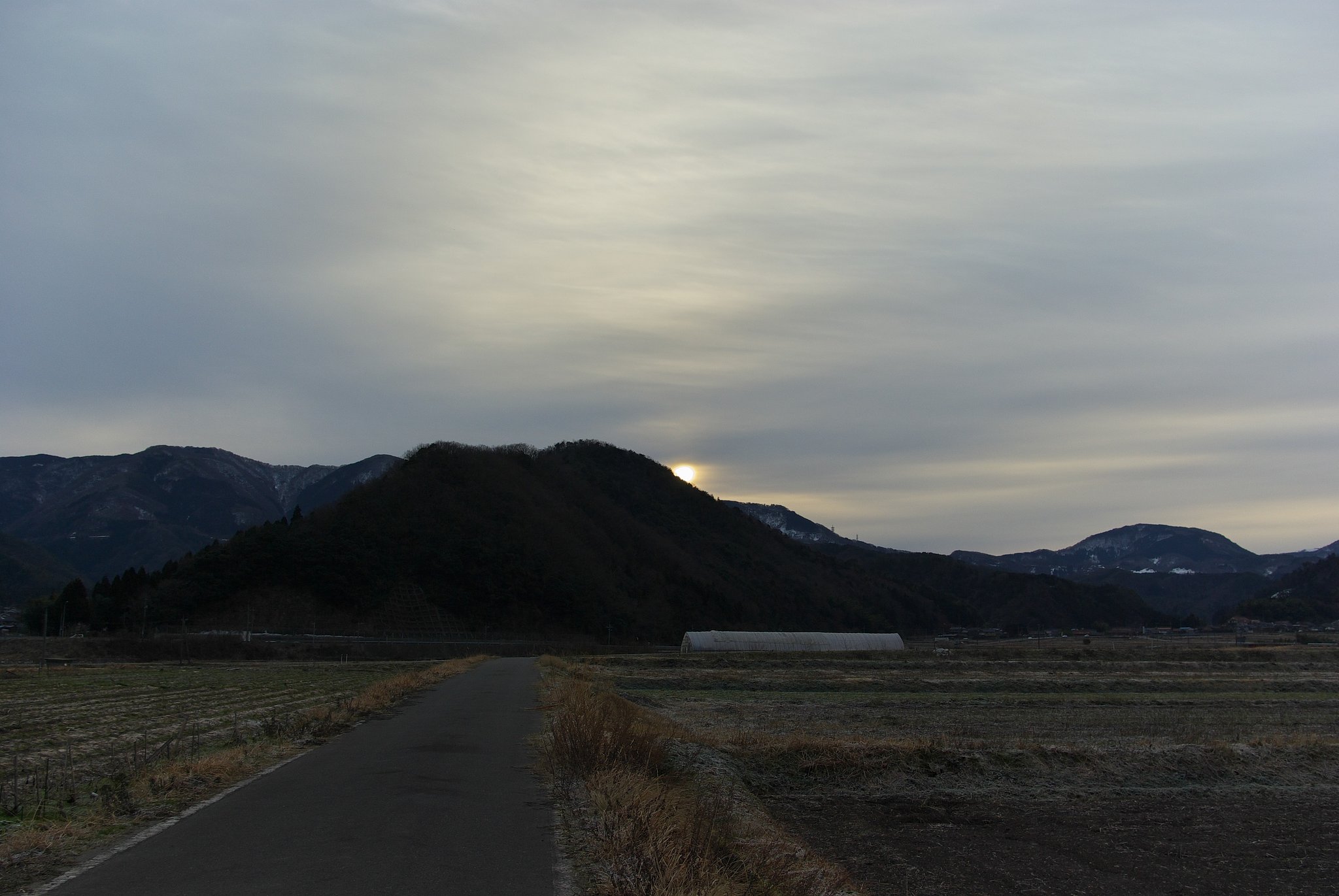 スジ雲の朝日の出