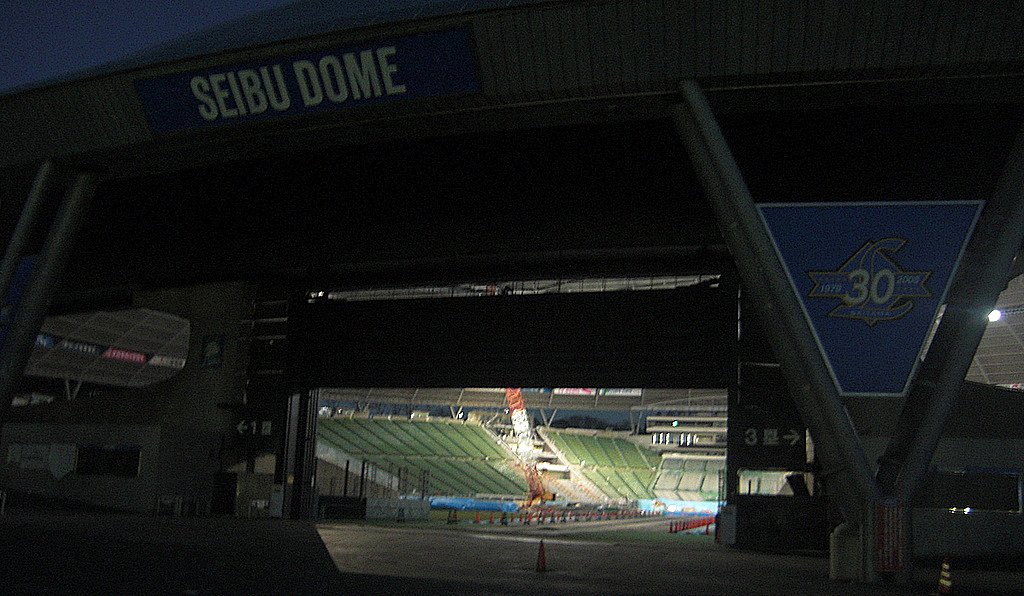 西武ドーム　大型クレーンのある風景