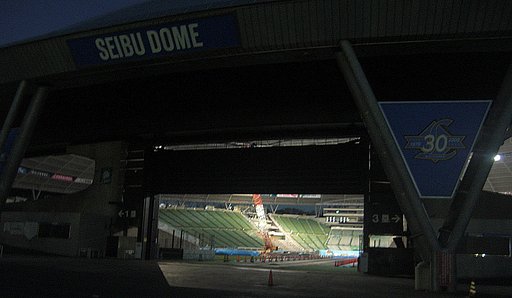 西武ドーム　大型クレーンのある風景