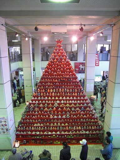 鴻巣市役所　ピラミッドひな壇