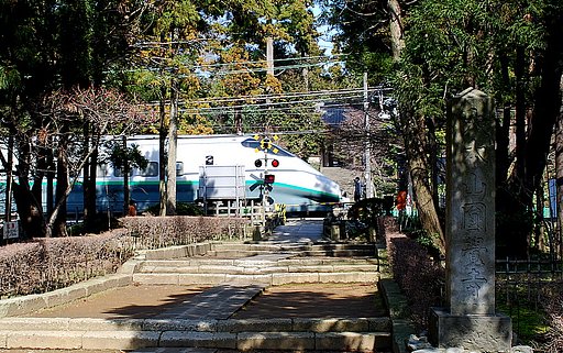 鎌倉円覚寺前を通過する山形新幹線