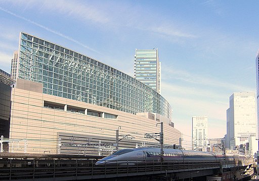 東京フォーラムと500系のぞみ号