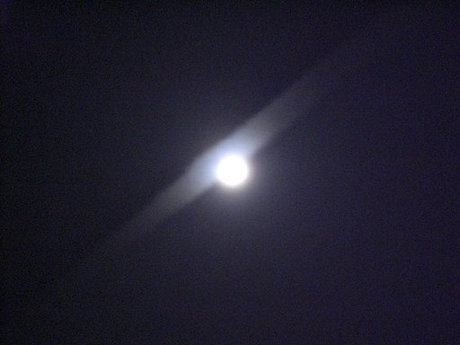 月と飛行雲