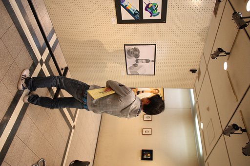 自分の作品を眺める弟