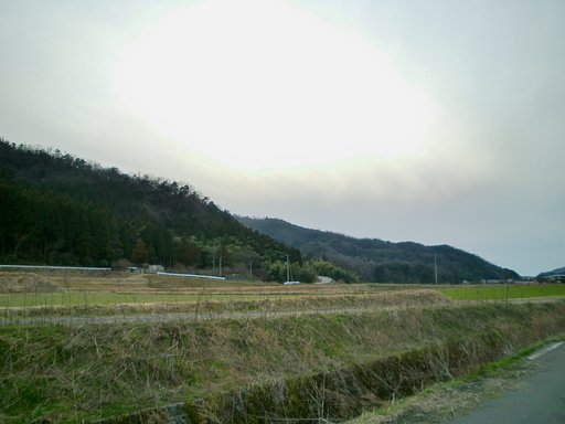 夕方はまた暗い曇り空に