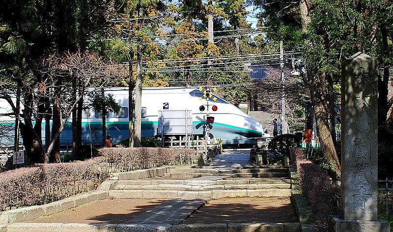 鎌倉円覚寺前　山形新幹線つばさ