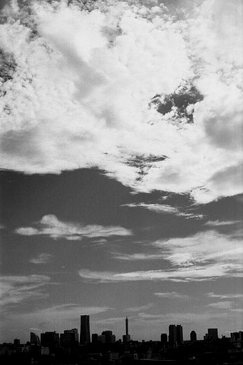 人と空。