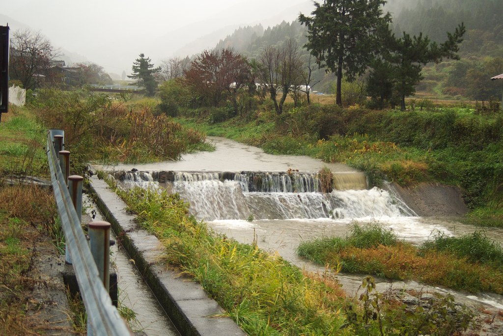 村を流れる川が増水しました。