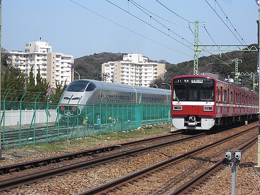 京浜急と山形新幹線つばさの並び