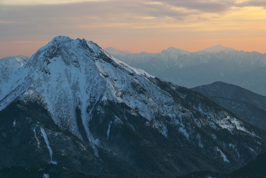 夕闇に沈む阿弥陀岳
