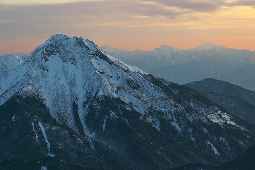 夕闇に沈む阿弥陀岳