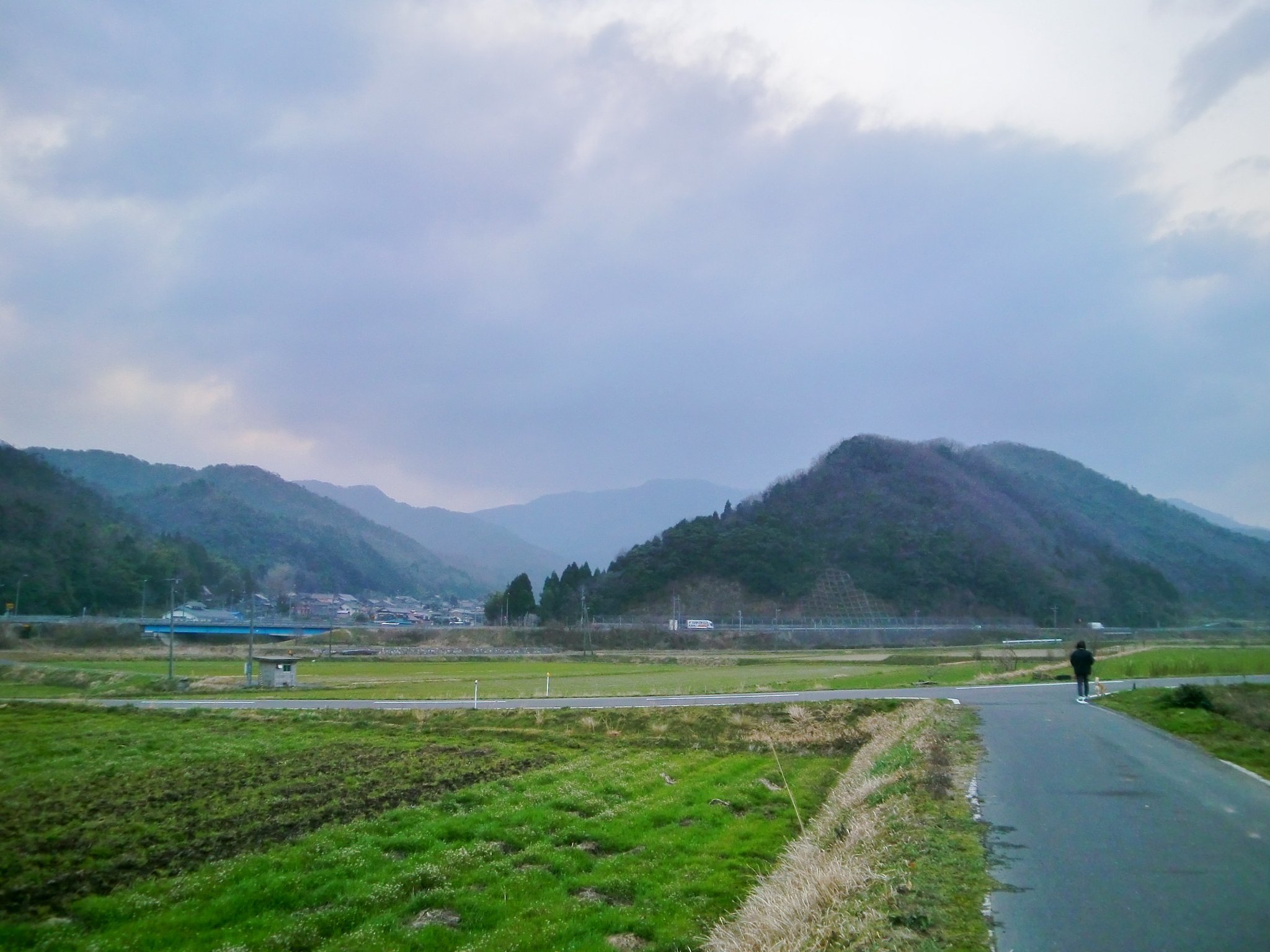 雲と黄砂に覆われた朝日の出