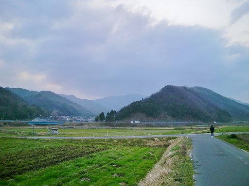 雲と黄砂に覆われた朝日の出