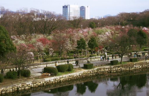 お堀の向こうに