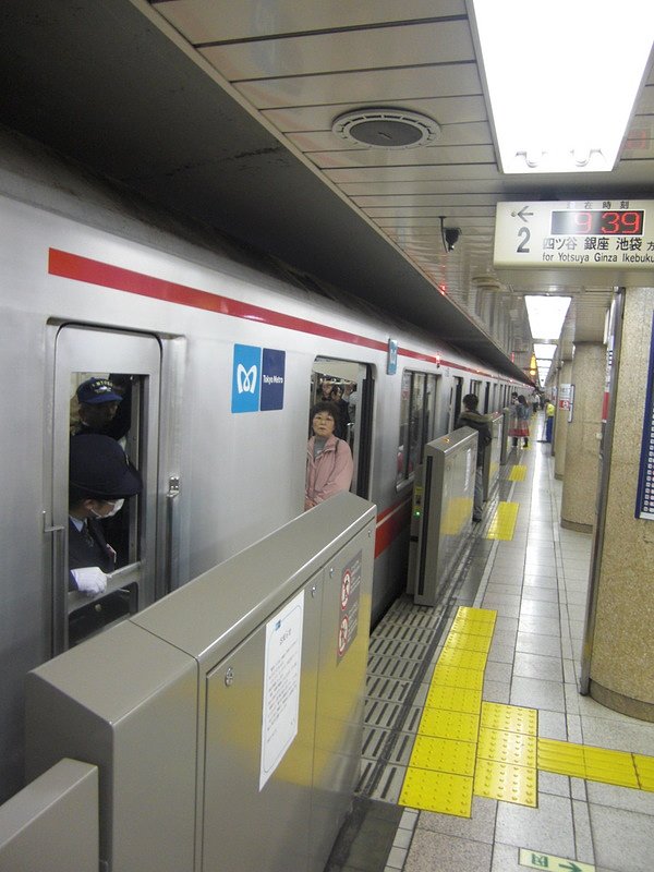 東京メトロ丸の内線の車掌の姿