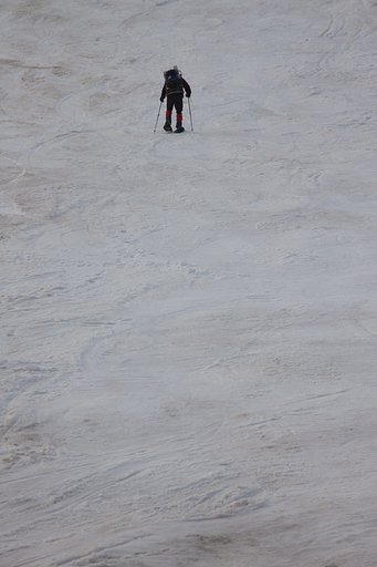 雪渓を行く