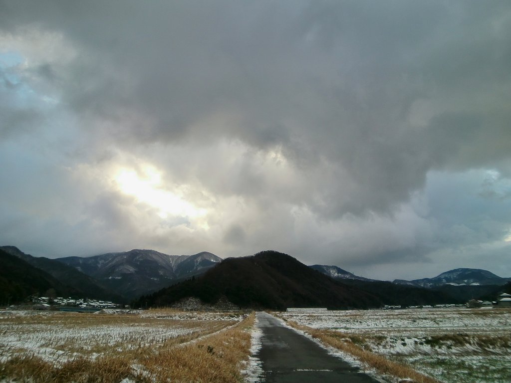 雪がちらつく東の空