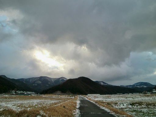 雪がちらつく東の空