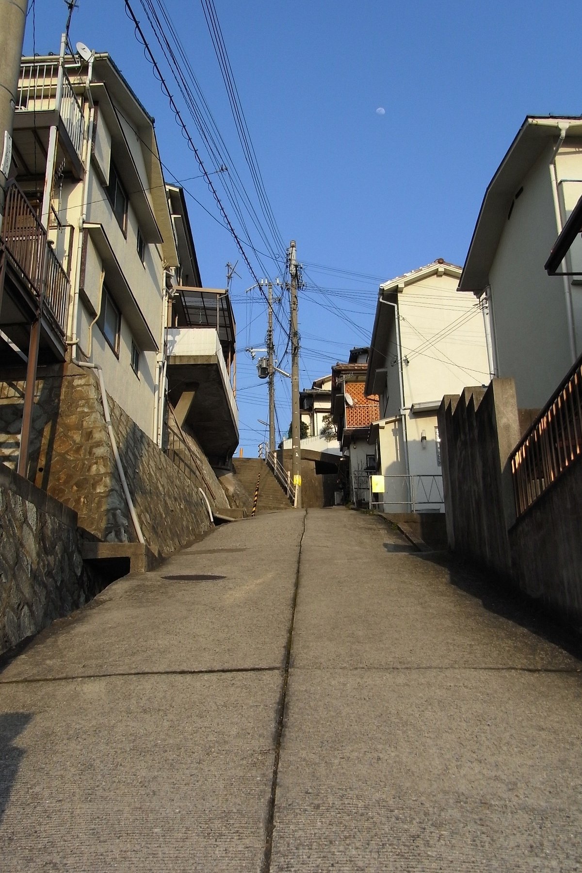 裏道の坂道・・・