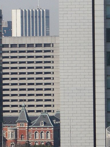 ビル間の煉瓦造建物