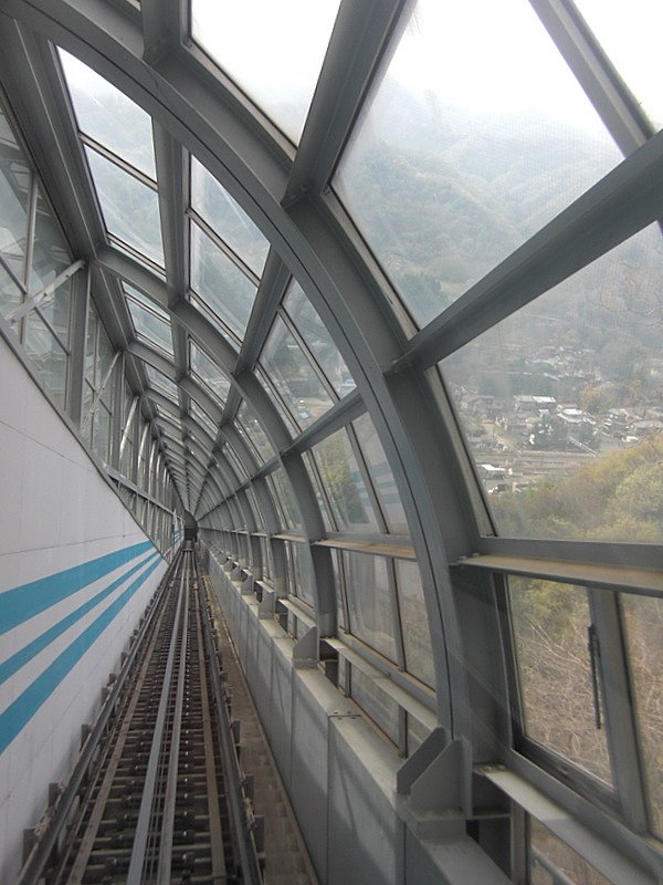 斜行式エレベータ籠内から風景