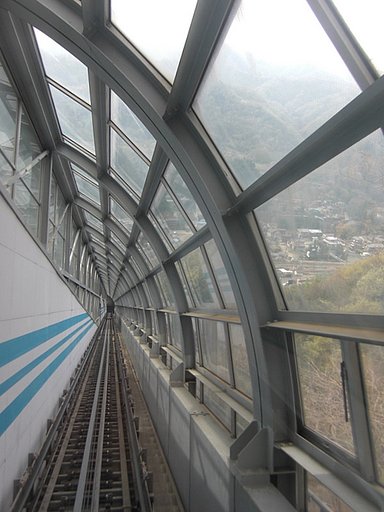 斜行式エレベータ籠内から風景