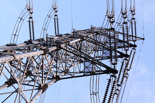 空を見ろ！・・・送電鉄塔デス