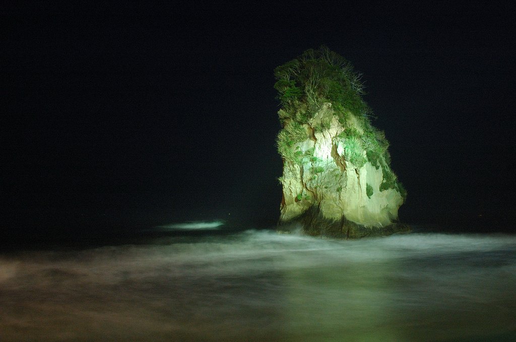 闇夜に浮かぶ二ツ島