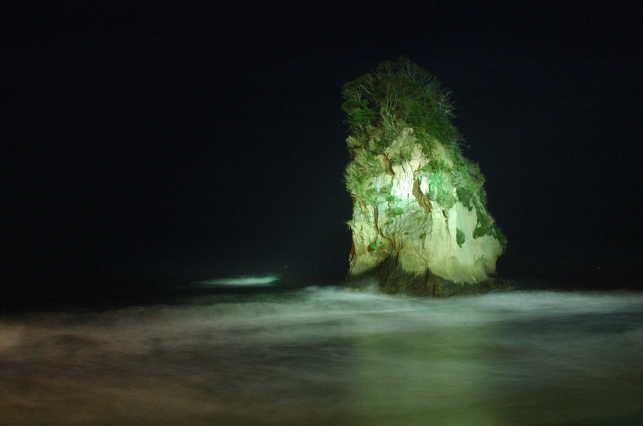 闇夜に浮かぶ二ツ島