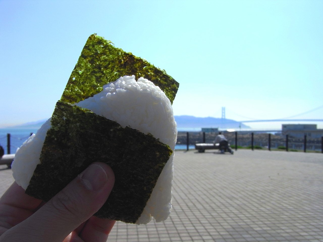 おにぎりと腕立て伏せの風景