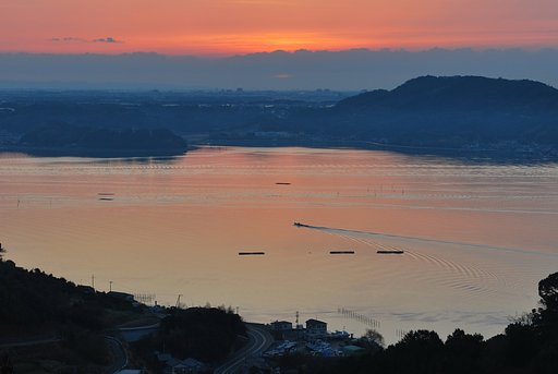 赤く染まる湖面