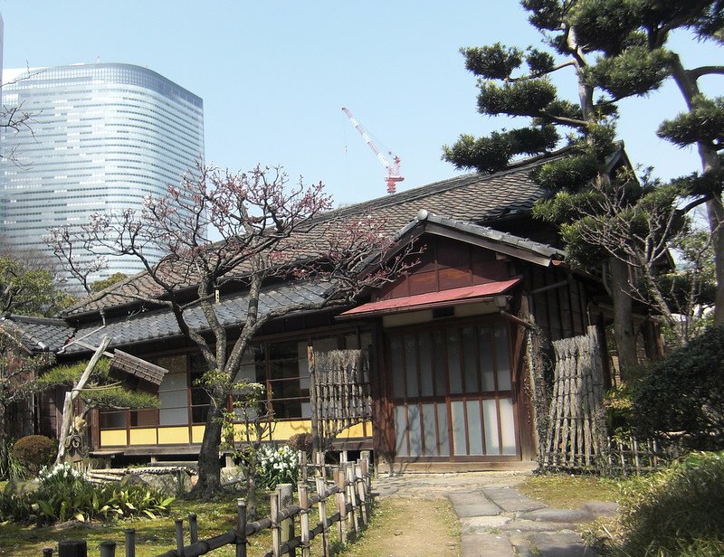つるべ井戸と高層ビル