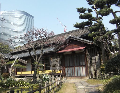 つるべ井戸と高層ビル