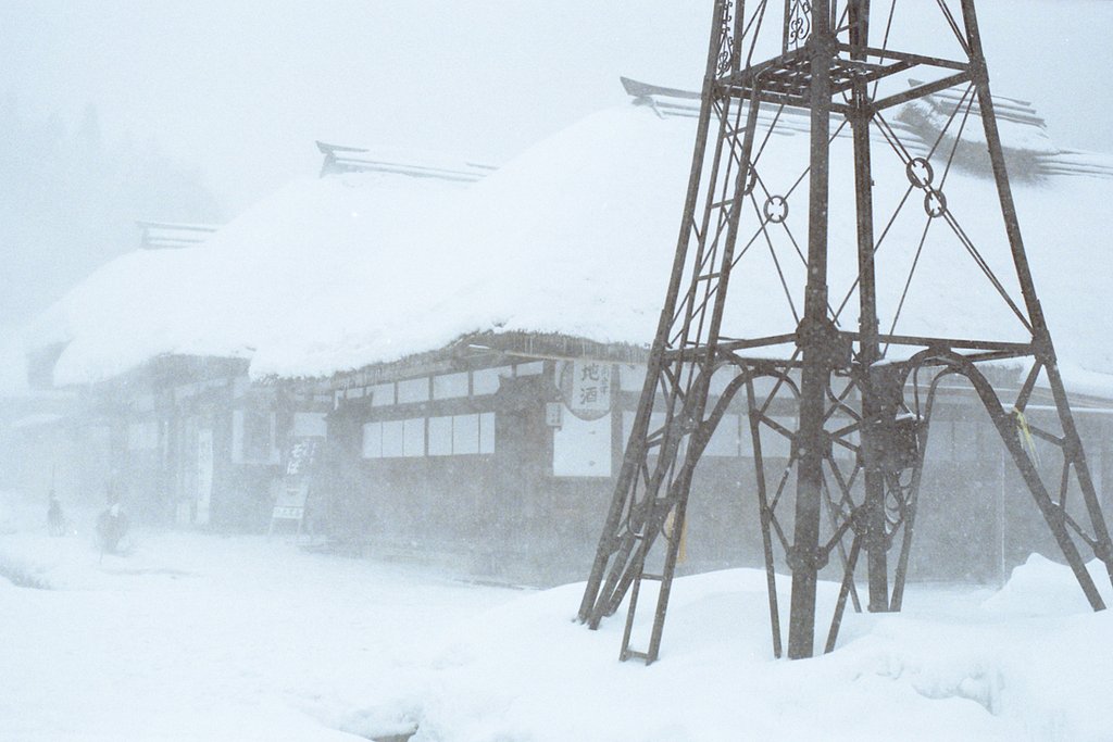 雪巻く